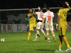Keributan antara pemain Bhayangkara FC dan PSM.