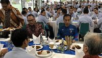 Jokowi di Pabrik Yamaha, Naik Xmax dan Makan di Kantin Karyawan