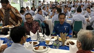 Jokowi di Pabrik Yamaha, Naik Xmax dan Makan di Kantin Karyawan