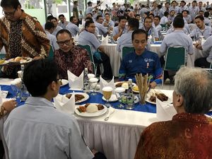 Jokowi di Pabrik Yamaha, Naik Xmax dan Makan di Kantin Karyawan