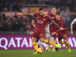 Di menit ke-74, Aleksandar Kolarov berhasil mengesekusi hadiah penalti sehingga Roma kembali menyamakan kedudukan yang bertahan sampai akhir. REUTERS/Alberto Lingria.