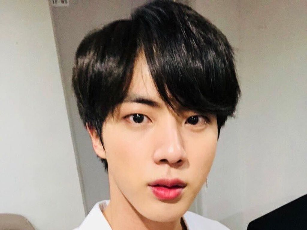 Jin BTS Pria dengan Wajah Paling Sempurna di Dunia Jin BTS Pria dengan Wajah Paling Sempurna di Dunia