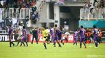 Timnya Kalah, Pendukung Persita Rusuh ke Tengah Lapangan