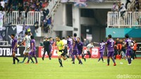 Sejumlah penonton terlihat membawa bambu panjang. Bangku penonton menjadi sasaran hingga pecah di beberapa sisi. Sejumlah penonton juga mengejar wasit hingga ke ruang ganti. 