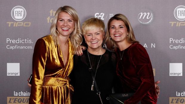 Ada Hegerberg bersama Andine Hegerberg dan ibu yang juga hadir dalam penghargaan tersebut.