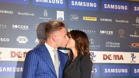 Penyerang Lazio Ciro Immobile umbar kemesraan dengan istrinya Jessica Malena di karpet merah Oscar Del Calcio 2018. (Pier Marco Tacca/Getty Images)