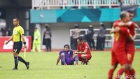 Para pemain Kalteng Putra merayakan keberhasilan mereka promosi ke Liga 1. Sementara pemain Persita tampak kecewa.