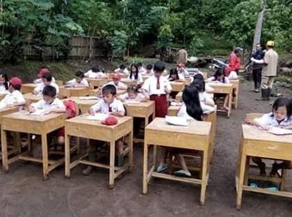 SDN Terendam Lumpur, Siswa Ujian di Halaman SDN Terendam Lumpur, Siswa Ujian di Halaman