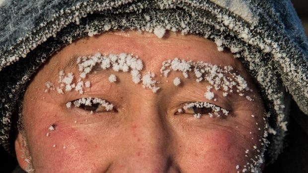 Villagers harvest ice from a local lake near the settlement of Oy, some 70 km south of Yakutsk, with the air temperature at about minus 41 degrees Celsius, on November 27, 2018. - Many people in the Sakha (Yakutia) Republic depend on melted water as there is no other way to supply water due to extremely cold winter temperatures in the permafrost-covered region. (Photo by Mladen ANTONOV / AFP)
