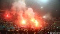 Ketika laga memasuki masa injury time, wasit sempat menghentikan karena adanya flare yang masuk ke lapangan. Laga lantas berlanjut beberapa menit dan PSS sempat mencuri peluang tapi gagal membuahkan gol.