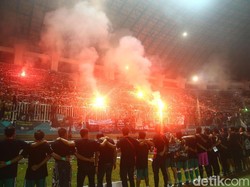 Ketika laga memasuki masa injury time, wasit sempat menghentikan karena adanya flare yang masuk ke lapangan. Laga lantas berlanjut beberapa menit dan PSS sempat mencuri peluang tapi gagal membuahkan gol.