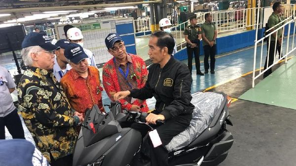 Beda Gaya Jokowi-Prabowo di Atas Xmax