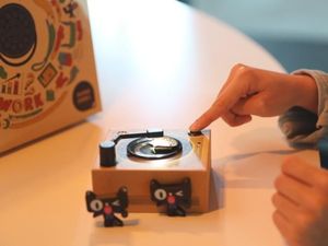 Keren! Music Box Mini Ini Keluarkan Musik Instrumental Saat Diisi Biskuit