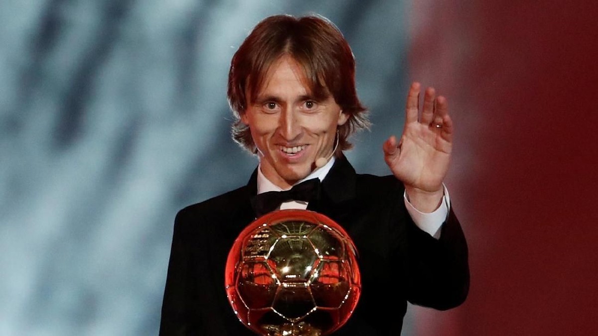 Luka Modric memenangi Ballon dOr 2018, mengalahkan Cristiano Ronaldo dan Lionel Messi. (Foto: Benoit Tessier/Reuters)