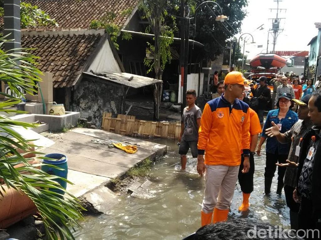 Pantau Banjir, Gubernur Ganjar Minta Maaf Pantau Banjir, Gubernur Ganjar Minta Maaf