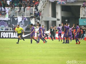 Penonton Rusuh di Menit ke-57 Saat Kalteng Putra Ungguli Persita 2-0 Penonton Rusuh di Menit ke-57 Saat Kalteng Putra Ungguli Persita 2-0