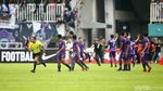 Timnya Kalah, Pendukung Persita Rusuh ke Tengah Lapangan