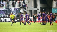 Oknum suporter tim Persita Tanggerang La Viola merangsek ketengah lapangan saat berlangsungnya laga perebutan tempat ketiga dalam ajang Final Liga 2 yang berlangsung di Stadion Pakansari, Cibinong, Bogor, Selasa (4/12/2018). 