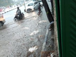 Karung Isi Bekas Galian di Kebayoran Tertutup Genangan