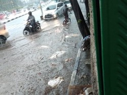 Karung Isi Bekas Galian di Kebayoran Tertutup Genangan