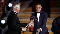 Kylian Mbappe menjadi peraih Kopa Trophy 2018. Penghargaan untuk pemain U-21 terbaik dunia itu baru diadakan France Football di tahun ini. (Foto: Benoit Tessier/Reuters)