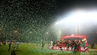 Para pemain PSS Sleman merayakan gelar juara mereka.