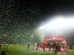 Para pemain PSS Sleman merayakan gelar juara mereka.