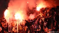 Mereka berpesta akan keberhasilan mereka menjadi juara Liga 2.