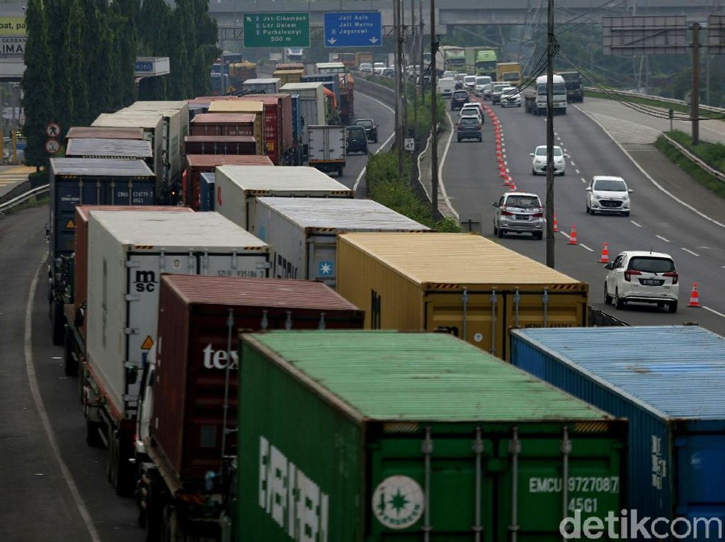 Truk Barang Dilarang Lewat Tol saat Libur Natal dan Tahun Baru Truk Barang Dilarang Lewat Tol saat Libur Natal dan Tahun Baru