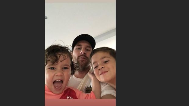 Absen di acara Ballon d'Or Messi berfoto dengan dua anaknya.