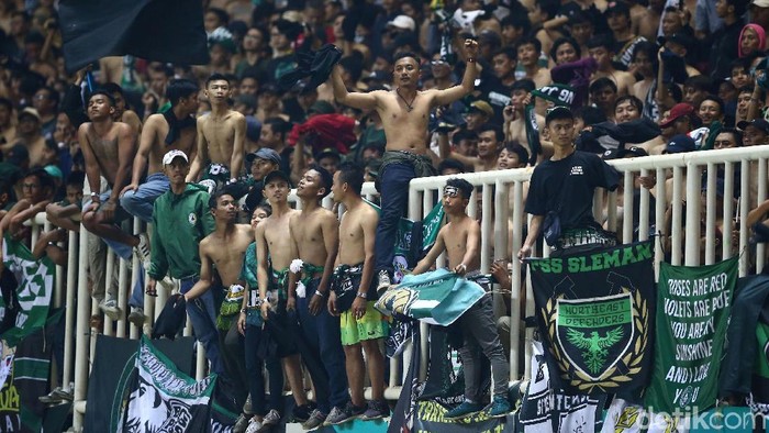 Aksi Suporter PSS Sleman Brigata Curva Sud