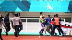Timnya Kalah, Pendukung Persita Rusuh ke Tengah Lapangan