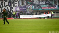 Para supporter dari tim yang berlaga tampaknya juga sudah mulai memanas tatkala tahu tim jagoannya kalah dan harus menyerah diajang penentuan ini. Tim pemenang laga itu juga akan naik promosi ke Liga 1.   