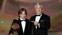 Penyerahan bola emas kepada Modric dilakukan oleh eks pemain Prancis David Ginola. (Foto: Benoit Tessier/Reuters)