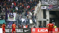 Aparat kepolisian pun segera bertindak melakkan pengamanan baik untuk para pemain dan wasit. Mereka juga berupaya mengamankan para penonton tersebut. 