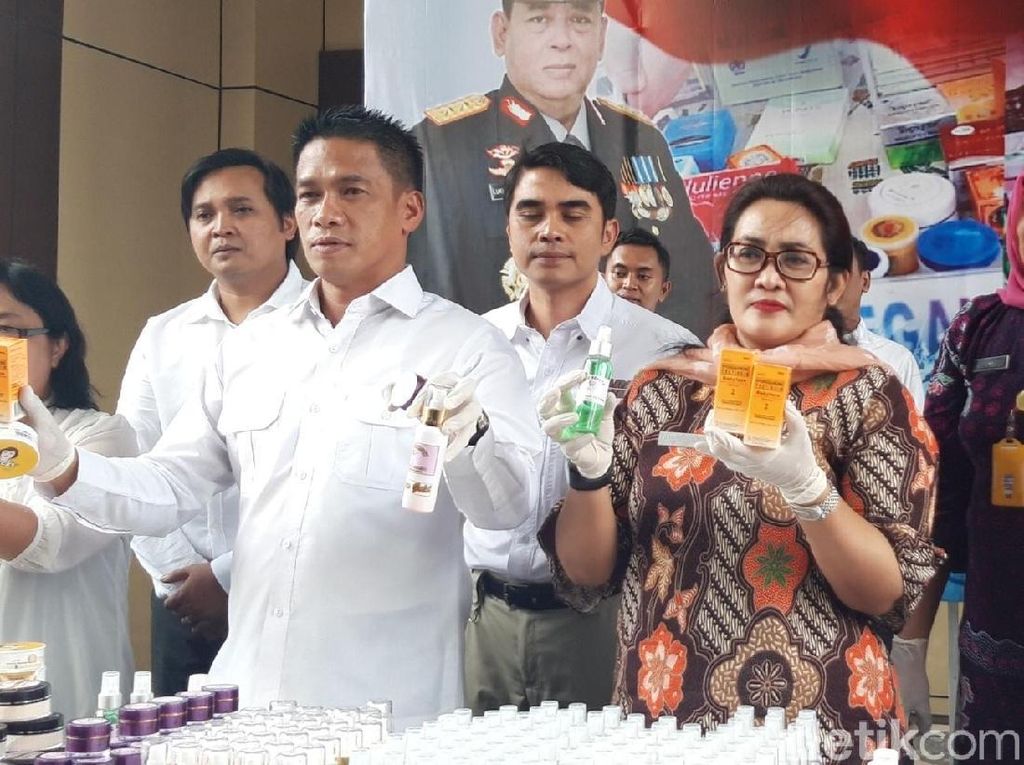 Polisi Amankan Kosmetik Ilegal yang Endorse 6 Artis Indonesia Polisi Amankan Kosmetik Ilegal yang Endorse 6 Artis Indonesia