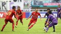 Sempat terhenti hampir 30 menit, laga kembali dilanjutkan. Meski tampil dengan 10 pemain, Persita terlihat mencoba sekuat tenaga untuk menciptakan sesuatu.