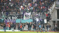 Terpaksa pertandingan harus dihentikan sementara setelah penonton memasuki lapangan pada menit ke-57. Itu tepat setelah wasit Yudi Nurcahya mengacungkan kartu kuning kedua kepada Amri Alamsyah setelah melanggar Siswanto. 