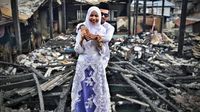 Potret Pasangan Viral, Foto Pernikahan di Depan Puing Rumah yang Terbakar