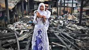 Potret Pasangan Viral, Foto Pernikahan di Depan Puing Rumah yang Terbakar