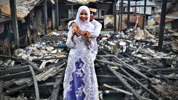 Potret Pasangan Viral, Foto Pernikahan di Depan Puing Rumah yang Terbakar