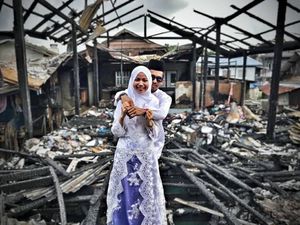 Potret Pasangan Viral, Foto Pernikahan di Depan Puing Rumah yang Terbakar