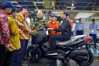 Jokowi Naik Xmax ketika kunjungi pabrik Yamaha. 