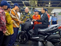 Intip Gaya Jokowi Saat Tunggangi Skutik Bongsor Yamaha Xmax