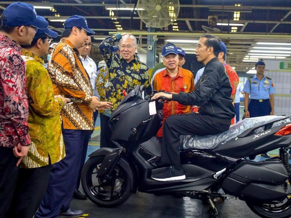 Intip Gaya Jokowi Saat Tunggangi Skutik Bongsor Yamaha Xmax Intip Gaya Jokowi Saat Tunggangi Skutik Bongsor Yamaha Xmax