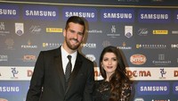 Alisson Becker yang sudah pindah ke Liverpool tetap datang ke acara Oscar Del Calcio 2018 yang dihelat di kota Milan, Senin (5/12/2018) dini hari WIB. Dia ditemani istrinya yang seorang dokter Natalia Loewe Becker. (Pier Marco Tacca/Getty Images)