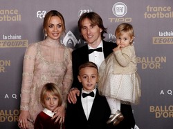 Modric datang bersama keluarganya di malam penganugerhan Ballon dOr 2018. (Foto: Benoit Tessier/Reuters)