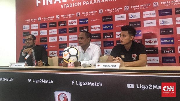 Kas Hartadi (tengah) berharap dipertahankan Kalteng Putra.