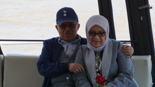 Potret Kemesraan JK dan Istri Menyusuri Sungai Rio Sarmiento