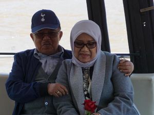 Potret Kemesraan JK dan Istri Menyusuri Sungai Rio Sarmiento